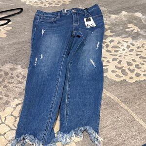 Distressed Ankle Jeans with Frayed Hem